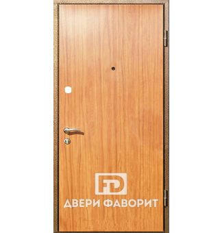 Дверь в квартиру с ламинатом
