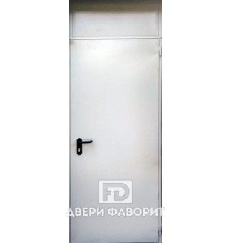 Входная дверь в квартиру с верхней вставкой и ручкой на планке