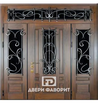 Трехстворчатая дверь с ковкой и верхней вставкой