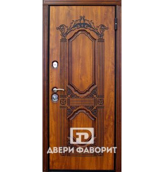 металлическая дверь отделана коричневым виноритом с фрезерным узором