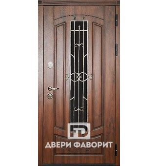 дверь для загородного дома с ковкой и стеклом