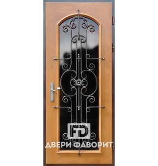 Уличная дверь с ковкой и стеклянной вставкой